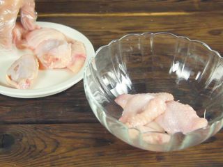 4、鸡翅包饭！颜值逆天 好吃到跳舞,依次剔完，装入碗中