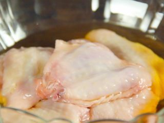 5、鸡翅包饭！颜值逆天 好吃到跳舞,倒入料酒，淹没鸡翅肉即可