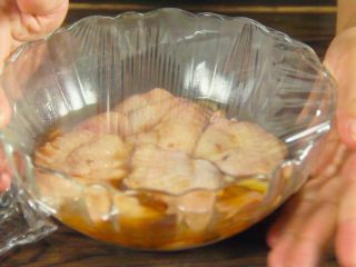 9、鸡翅包饭！颜值逆天 好吃到跳舞,为了更好的入味儿，用保鲜膜密封起来，或是盖上盖子密封。腌制时长最好是15分钟以上3小时以内。