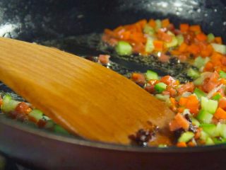 11、鸡翅包饭！颜值逆天 好吃到跳舞,将火腿粒与胡萝卜丁和黄瓜粒一起炒至2分钟