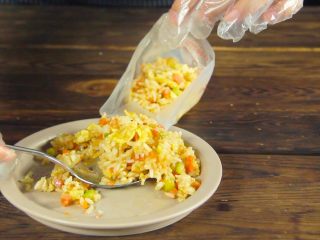 13、鸡翅包饭！颜值逆天 好吃到跳舞,米饭稍微凉却后，将炒好的米饭装进裱花袋中