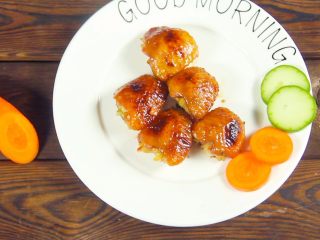 21、鸡翅包饭！颜值逆天 好吃到跳舞,烤好的鸡翅色泽均匀，一口一个鸡翅，其中的米饭香糯可口，鸡翅香脆肉嫩