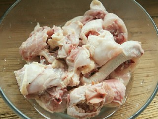 2、菠萝鸡,鸡斩块后放入一小勺盐腌制三十分钟。