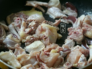 5、菠萝鸡,再倒入鸡肉翻炒。