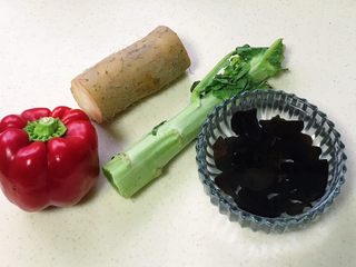 2、五彩缤纷炒时蔬,准备食材：红椒、山药、莴笋、事先泡发的黑木耳