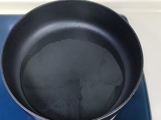 6、五彩缤纷炒时蔬,大火烧锅，热锅冷油，适量油