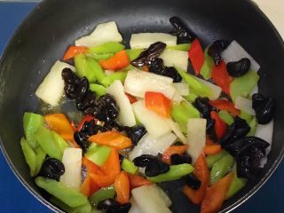 14、五彩缤纷炒时蔬,关火出锅