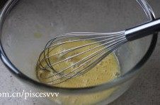 1、香橙棒棒糖蛋糕,鸡蛋磕入碗里，用蛋抽将鸡蛋打散