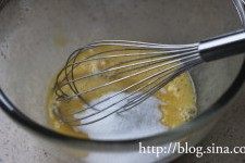 2、香橙棒棒糖蛋糕,倒入幼砂糖