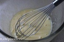 3、香橙棒棒糖蛋糕,用蛋抽搅打至幼砂糖融化、全蛋液颜色变浅