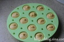 9、香橙棒棒糖蛋糕,将面糊倒入裱花袋，挤入棒棒糖模子中