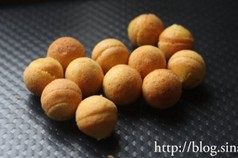 11、香橙棒棒糖蛋糕,烤好的蛋糕取出后脱模，放在烤盘上冷却