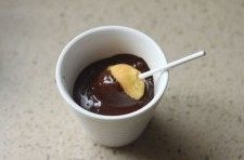 15、香橙棒棒糖蛋糕,将棒棒糖蛋糕放入巧克力中溶液中