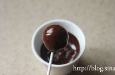 16、香橙棒棒糖蛋糕,轻轻旋转，使巧克力均匀的包裹在蛋糕表面