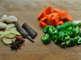 4、香菇焖鸡腿,蒜剥去外皮，姜切片，八角桂皮冲洗干净；青椒和胡萝卜切块待用