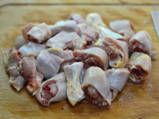 6、香菇焖鸡腿,然后剁成小块待用