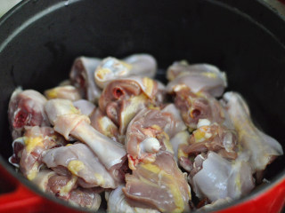 8、香菇焖鸡腿,放入鸡腿肉拌炒