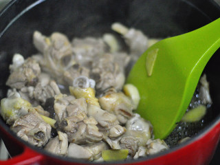 9、香菇焖鸡腿,炒至鸡肉变色，收干水分