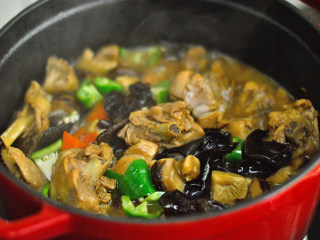 15、香菇焖鸡腿,收汁至浓稠即可