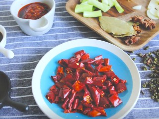 5、麻辣小龙虾,准备辣椒段豆瓣酱花椒，葱姜蒜