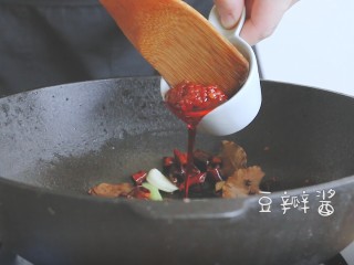 8、麻辣小龙虾,放入豆瓣酱，炒出红油