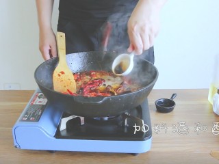 10、麻辣小龙虾,放入料酒，醋