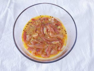 4、馋哭小孩的灵魂小酥肉,搅拌均匀 