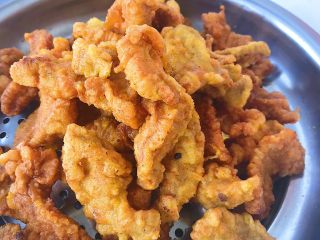 13、馋哭小孩的灵魂小酥肉,捞出沥干油份就好啦 趁热吃口感最佳 不怕烫嘴的话