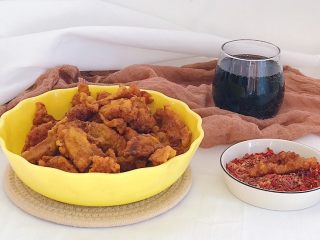 15、馋哭小孩的灵魂小酥肉,炸好的酥肉蘸着辣椒面 一杯冰镇的可乐 爽哉～