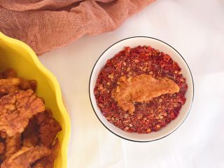 16、馋哭小孩的灵魂小酥肉,看着辣椒面有没有一种迫不及待