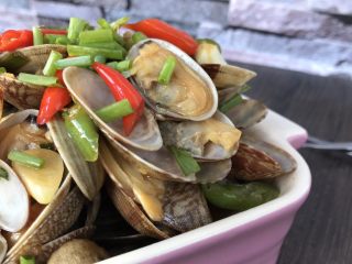 14、爆炒香辣花蛤~好吃到爆,成品:撒葱花即可开吃,很美味