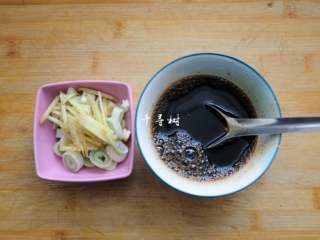 5、经典家常菜之鱼香肉丝（清真牛肉版）,葱切圆片，姜切丝，蒜切片备用。2勺醋，2勺糖，半勺老抽，1勺料酒倒入碗中调匀成为碗汁。