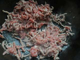 6、经典家常菜之鱼香肉丝（清真牛肉版）,锅内放油烧热，下入切好的牛肉丝炒到变色。