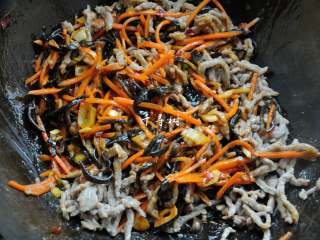 11、经典家常菜之鱼香肉丝（清真牛肉版）,倒入炒好的肉丝。