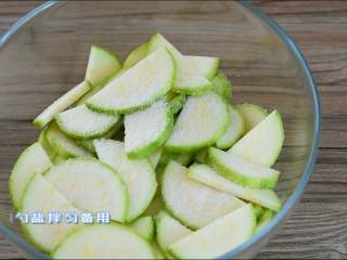 1、西葫芦炒肉片—从小吃到大的家常菜，简单易学哦,西葫芦切片，加入1勺盐拌匀备用。