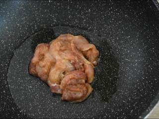 3、西葫芦炒肉片—从小吃到大的家常菜，简单易学哦,油6成热下肉片，炒至变色盛出备用。