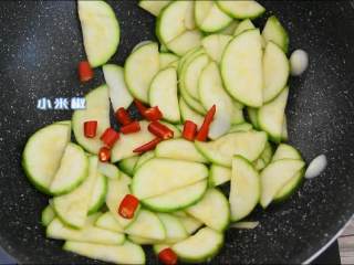 6、西葫芦炒肉片—从小吃到大的家常菜，简单易学哦,加入小米椒翻炒。