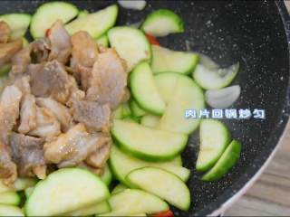 7、西葫芦炒肉片—从小吃到大的家常菜，简单易学哦,肉片回锅炒匀。