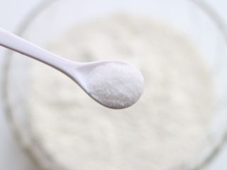 2、猪肉洋葱馅饼,面粉中加一点盐。