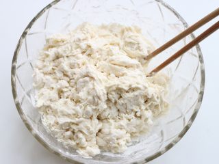 3、猪肉洋葱馅饼,边加水边用筷子搅拌成絮状。