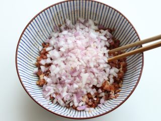 6、猪肉洋葱馅饼,然后把紫皮洋葱切碎，放进肉馅儿。
