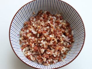 7、猪肉洋葱馅饼,拌匀，馅儿就调好了。