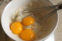 3、草莓奶油蛋糕卷卷,倒入蛋黄，搅拌至顺滑无颗粒状即成蛋黄糊