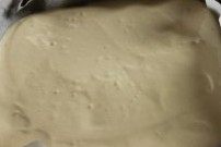 9、草莓奶油蛋糕卷卷,将拌好的蛋黄糊倒入模子，180摄氏度，烘焙18分钟后，取出撕去油纸，倒扣