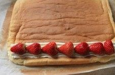 11、草莓奶油蛋糕卷卷,放上草莓