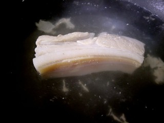 3、回锅肉,煮开锅后再煮五六分钟。