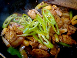 12、回锅肉,放入青辣椒。