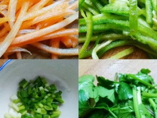 2、超爽口的凉拌土豆丝,胡萝卜去皮切丝、青椒切丝、葱切末、香菜切断。