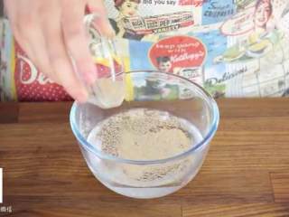 3、鲜肉包子,把糖倒入水中溶解，把干酵母撒在水上融化起泡