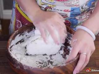 4、鲜肉包子,把酵母水边倒入面粉边搅拌，用手捏成面团